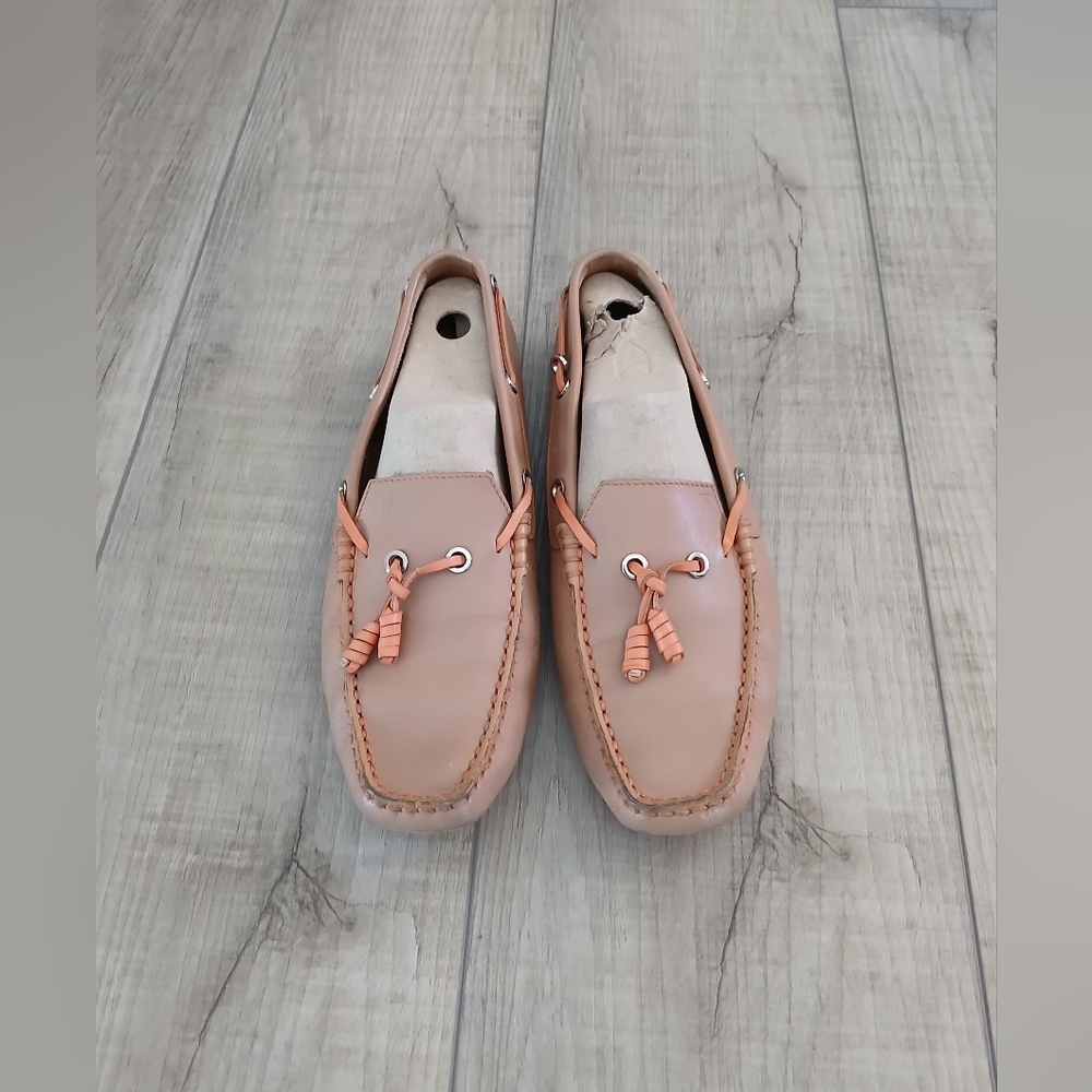 Tod's Gommino Loafers in Beige. Size 9